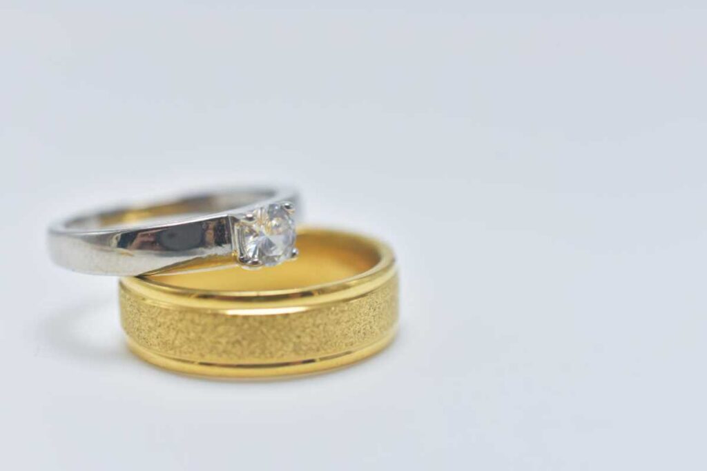 Por que existe uma diferença de preço tão grande entre o ouro amarelo e o ouro branco? Por que existe uma diferença de preço tão grande entre o ouro amarelo e o ouro branco